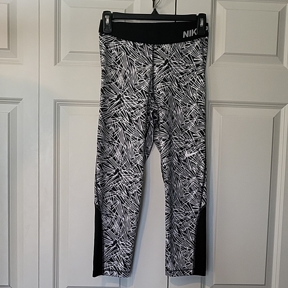 Nike Pants - Nike Pro Monochrome Black & White Pattern Capri Leggings Women Size Medium